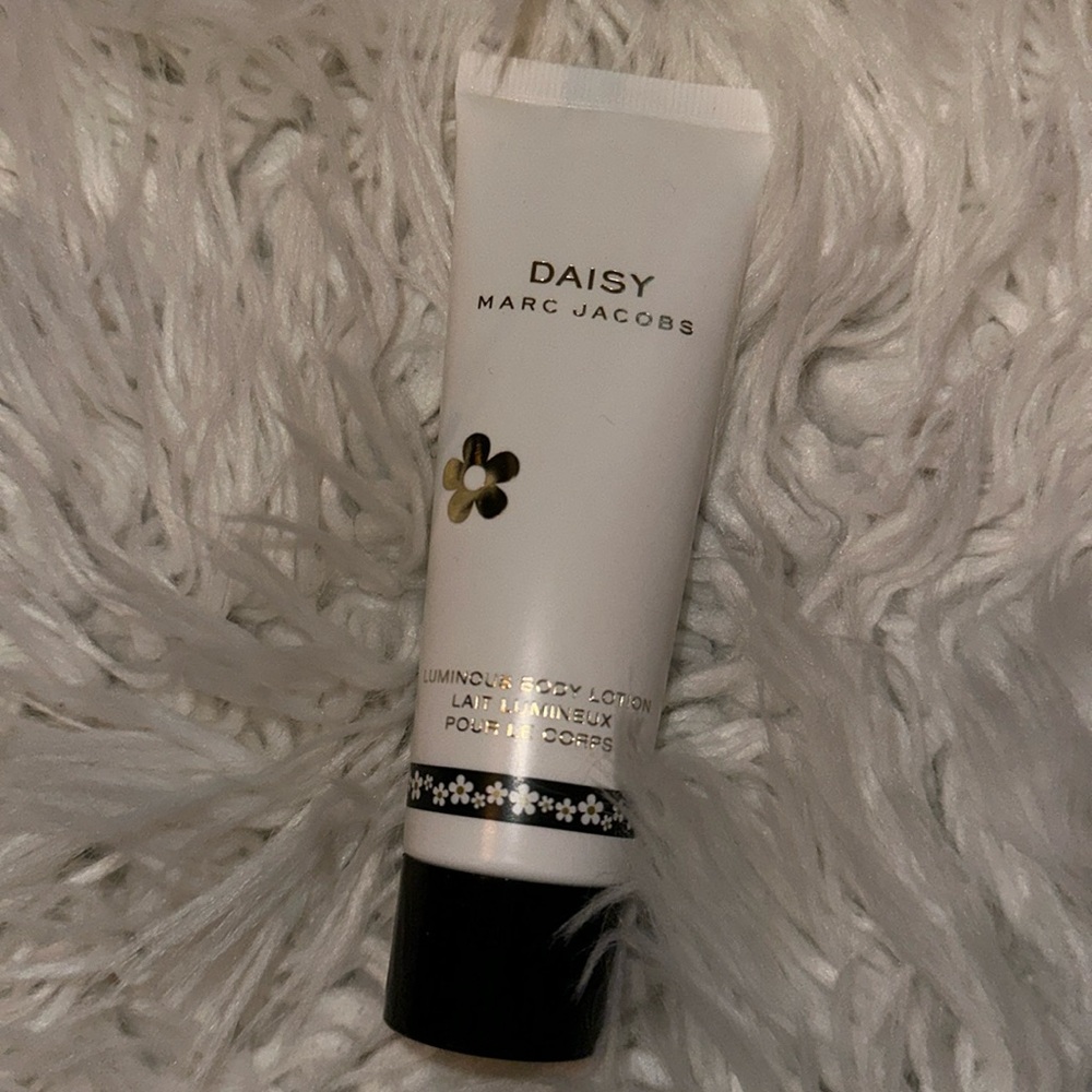 5/$25 marc Jacobs daisy luminous body lotion 1.6oz